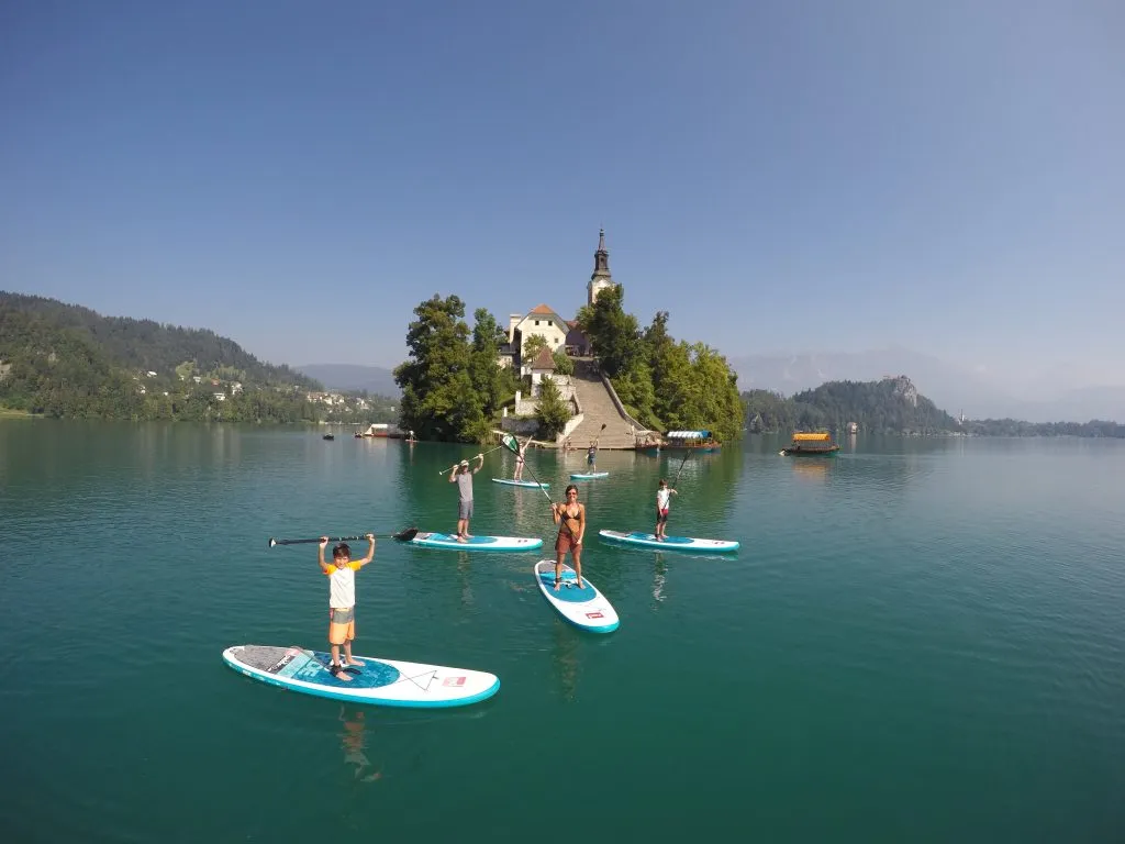 Un groupe de SUP heureux sur le lac de Bled