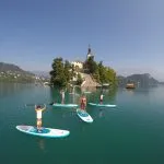 Feliz grupo de SUP en el lago Bled